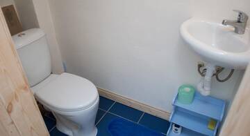 Фото номера Стандартный четырехместный номер Гостиница Hostel Zhili-Byli г. Псков 8