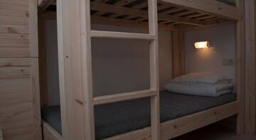 Фото номера Стандартный четырехместный номер Гостиница Hostel Zhili-Byli г. Псков 7